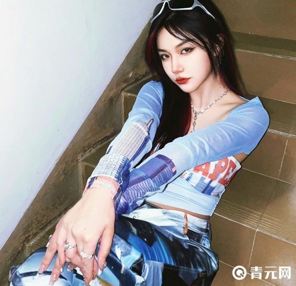 抖音甩头女神刀小刀