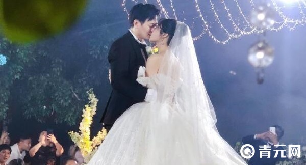 穿着婚纱的小悠与男友结婚