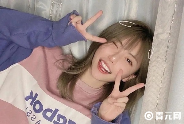 周淑怡穿学生穿玩lol