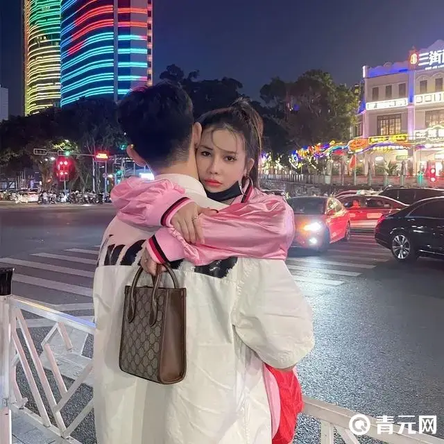 泰蜜和现在的男朋友合照