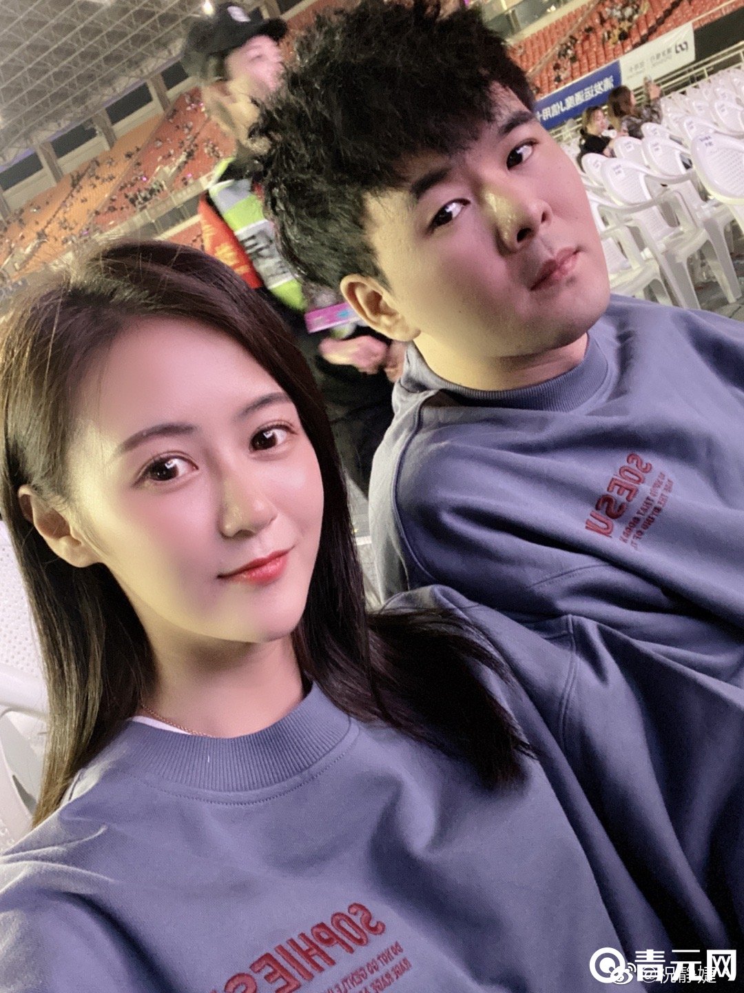 虎牙贱圣和老婆合照