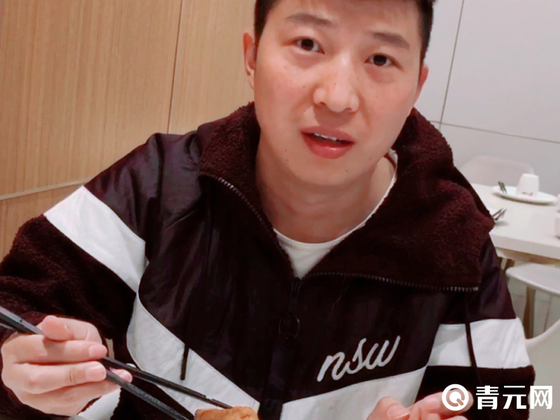 王小弦近照