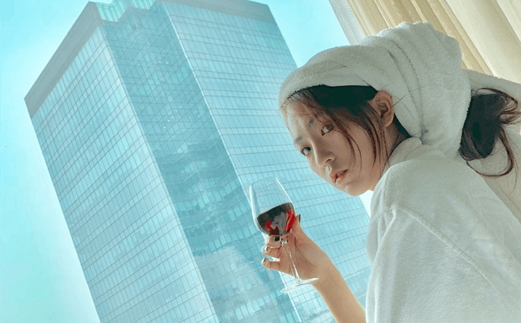 m哥,真实名字叫陈语嫣,河北黄骅人,快手,抖音红人,其直播间id为