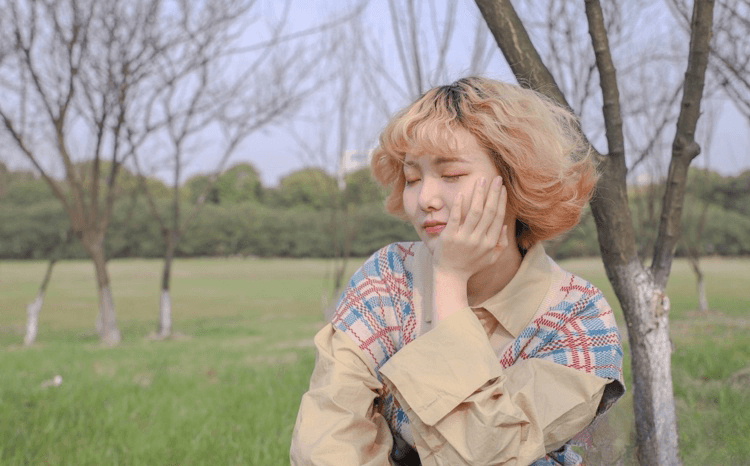 认真少女颜九个人照